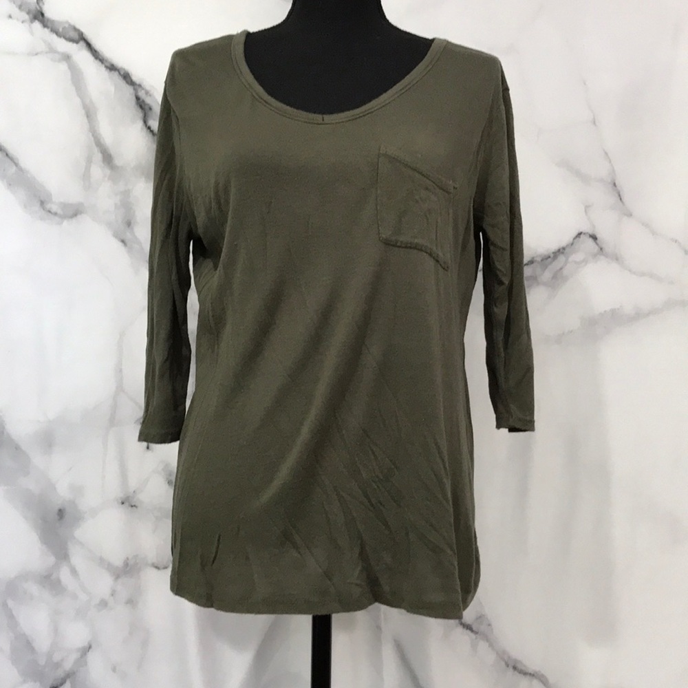 Green v neck 3/4 sleeve shirt